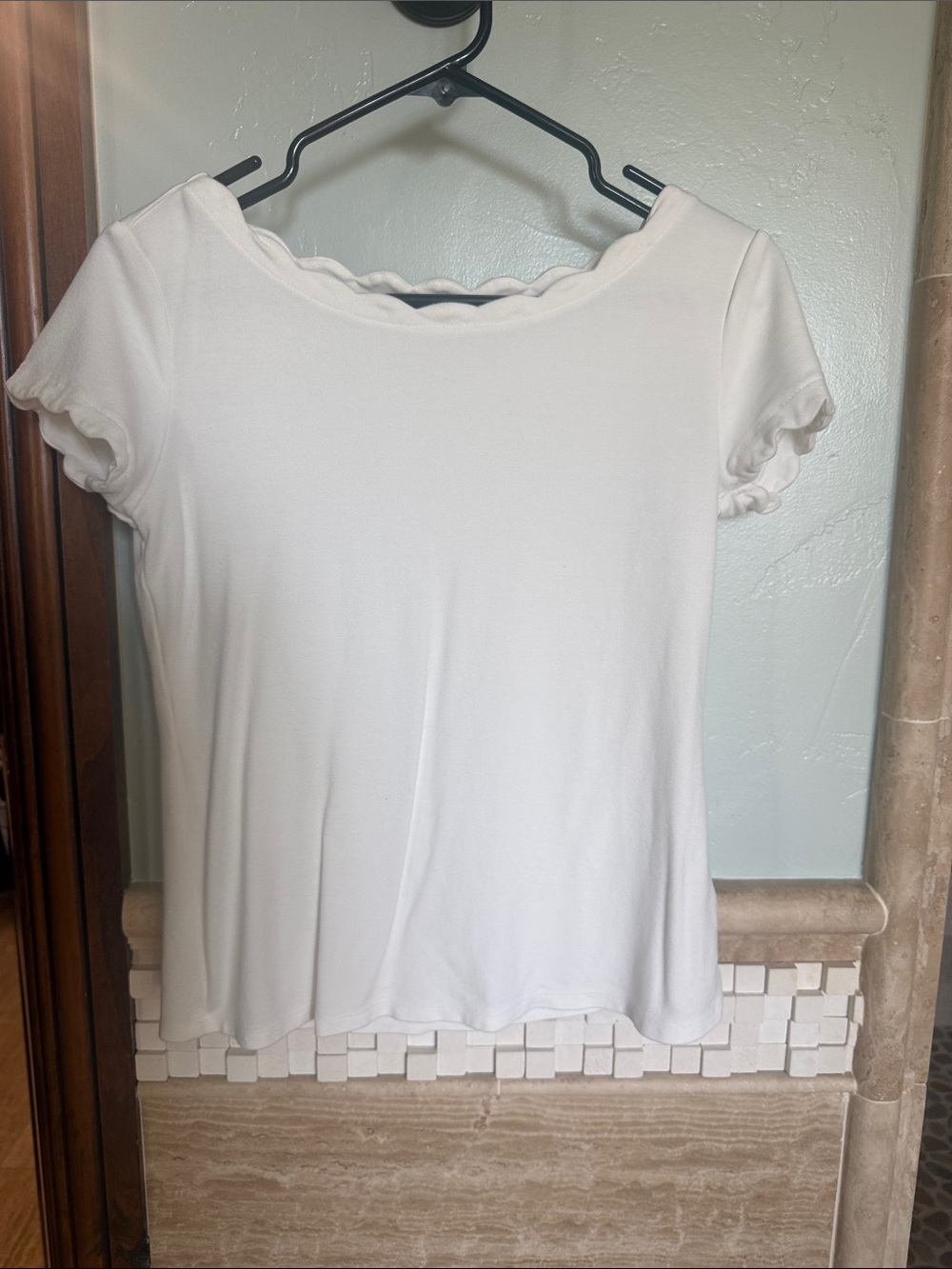 Tahari White Scallop Neck Short Sleeve Tee